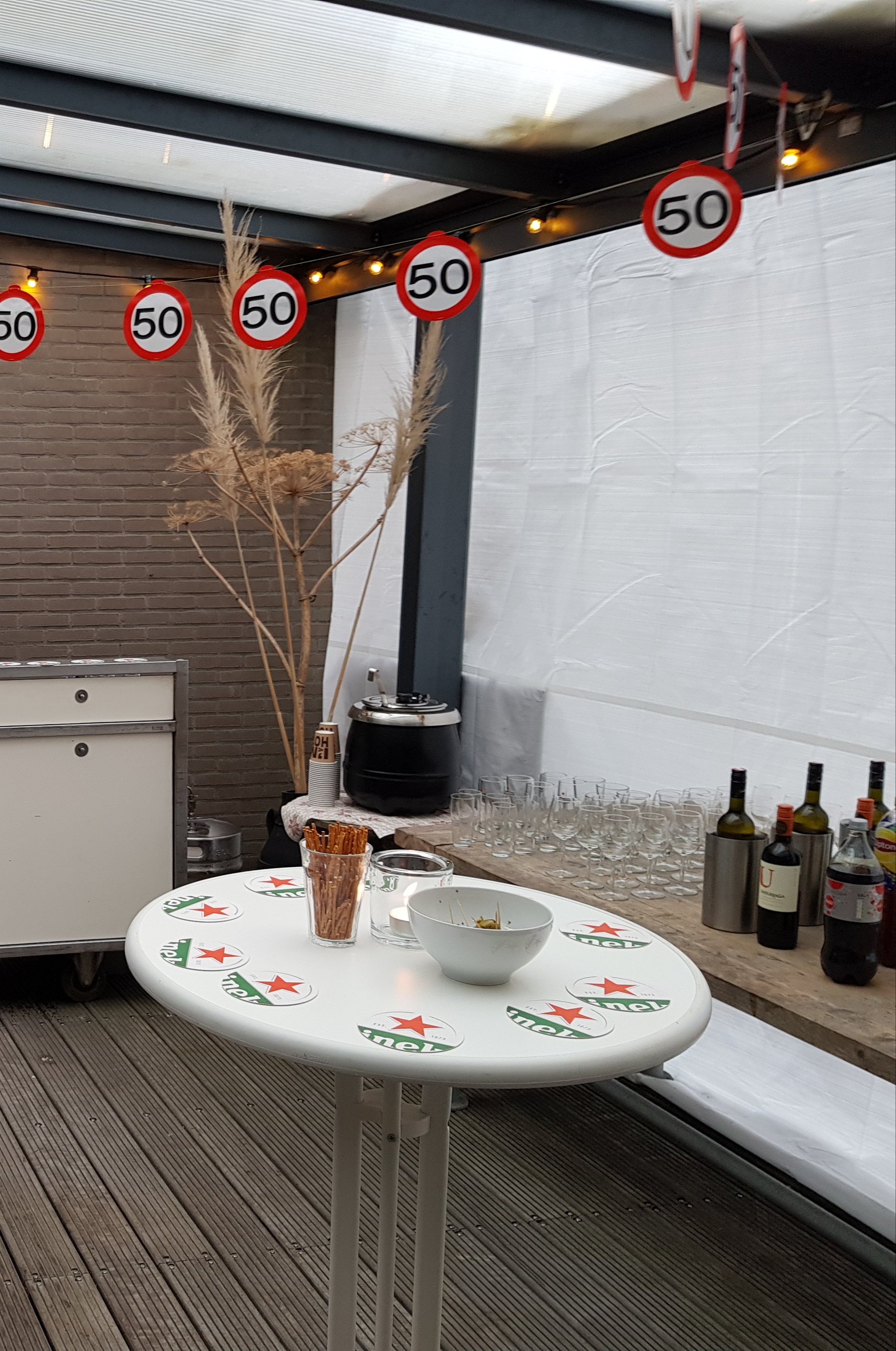 Afdekzeil wit zwaar (250gr/m²) gebruik: Om een veranda dicht te maken voor een feestje.