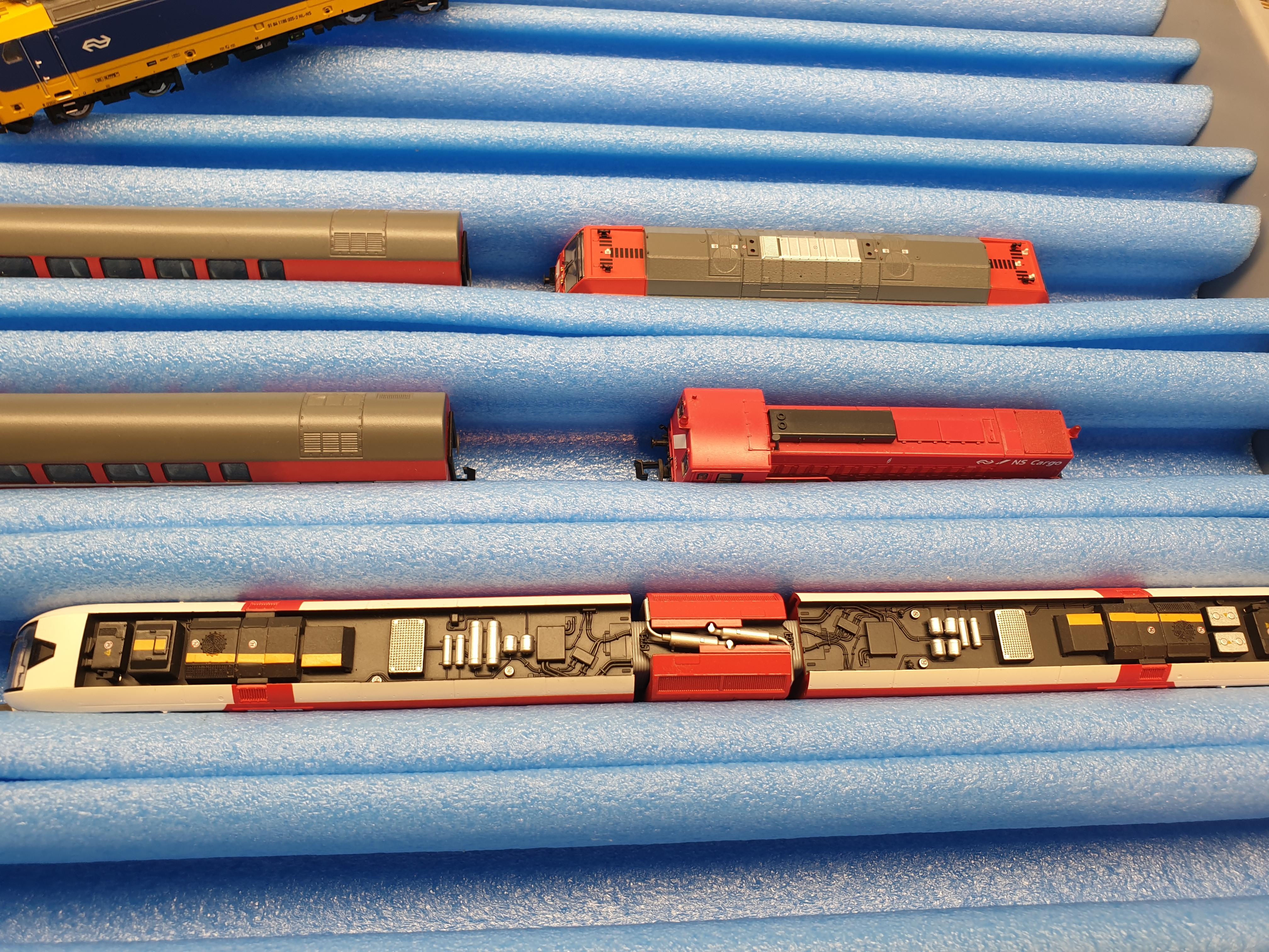 U-profiel van schuim (per strook) gebruik: Een koffer om modeltreinen ( N spoor) in te vervoeren